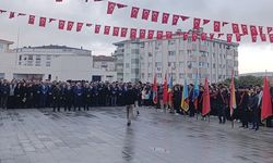 Atatürk Kent Meydanında saygı duruşuyla anıldı