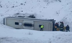 Erzincan'da yolcu otobüsü şarampole devrildi!