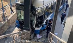 Ankara'da belediye otobüsü kaza yaptı: 20 kişi yaralandı