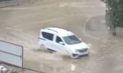 İzmir’deki sağanak yağışta ev ve iş yerleri su altında kaldı