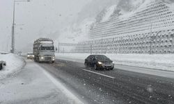 Bolu Dağı’nda kar yağışı ulaşımı olumsuz etkiliyor