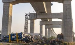 Yolcu treninin üzerine vinç devrildi: 32 ölü, 64 yaralı