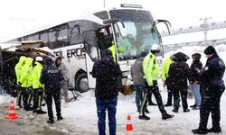 Bitlis’te yolcu otobüsü polis noktasına çarptı: 4 polis memuru yaralandı