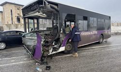Yüksekova’da Yolcu Otobüsü ile Minibüs Çarpıştı: 18 Yaralı