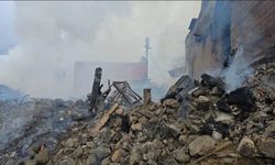 İzmir’de yangın: 3 atölye ve 2 depo zarar gördü