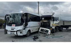 Karaman’da işçi servisi ile tır çarpıştı: 12 yaralı