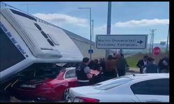 Bartın Üniversitesi Önünde Korkutan Kaza: Halk Otobüsü Otomobilin Üzerine Devrildi, 44 Yaralı