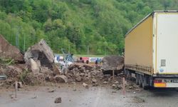 Arhavi-Hopa-Sarp karayolunda heyelan
