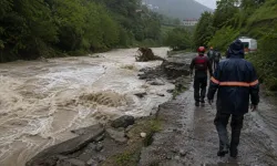 Giresun’da sel dehşeti: Anne ve iki kızını arama çalışması başlatıldı