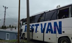 Şırnak’ta Yolcu Otobüsü TIR’la Çarpışıp Eve Girdi: Şoför Hayatını Kaybetti, 14 Yaralı