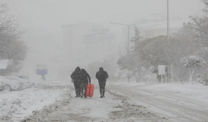 Yoğun kar yağışı ulaşımı aksatıyor: 22 yol trafiğe kapandı
