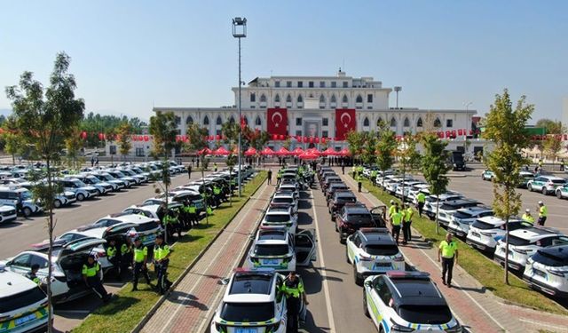 Kocaeli’de emniyet ve jandarma ekiplerine yeni araçları teslim edildi