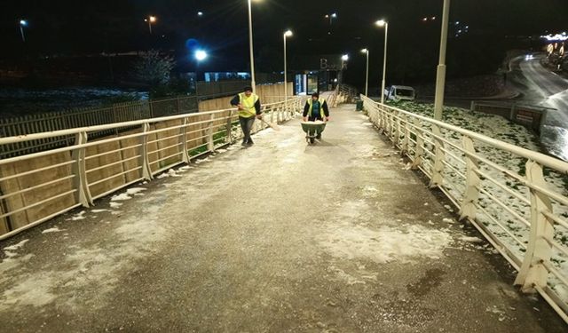 Büyükşehir’den üst geçitlere buzlanma müdahalesi