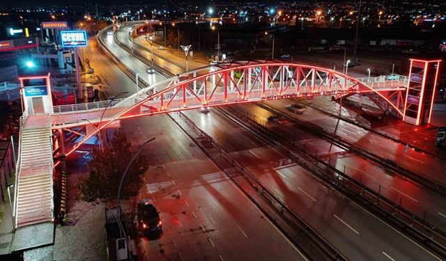 Kadına şiddete karşı  üst geçitler turuncuya büründü