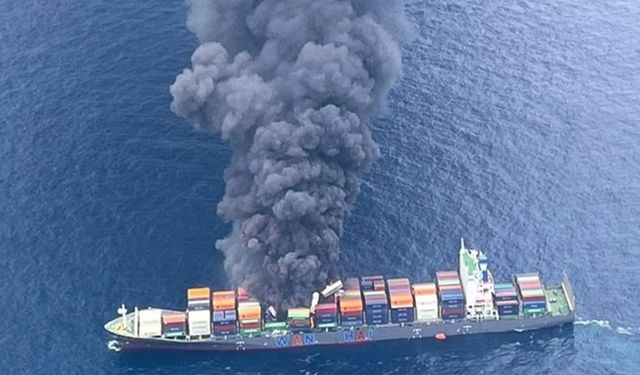 Hindistan açıklarında yük gemisinde patlama: 4 mürettebat kayıp