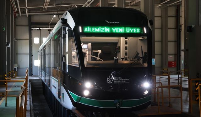 Büyükşehir’in aldığı 10 yeni tramvaydan 6’ncısı da raylara indi