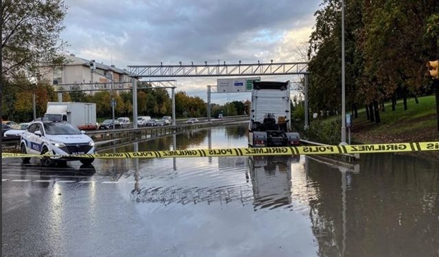 İstanbul’da sağanak yağış hayatı felç etti: Yollar göle döndü