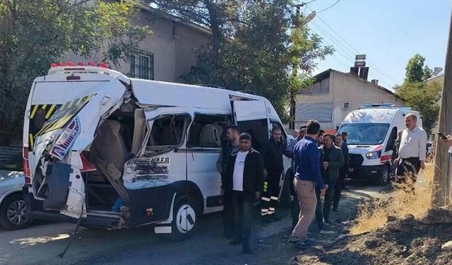 Muş’ta yolcu treni okul servisine çarptı: 17 öğrenci yaralandı