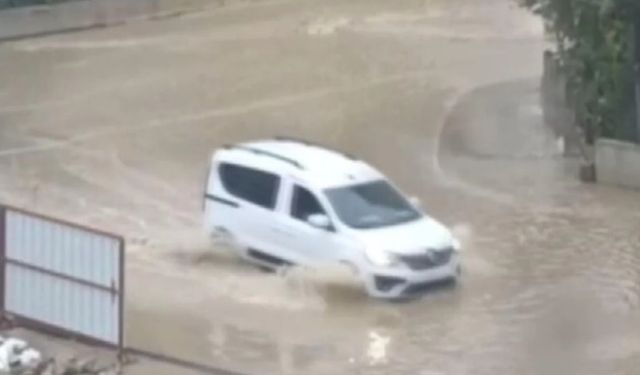 İzmir’deki sağanak yağışta ev ve iş yerleri su altında kaldı