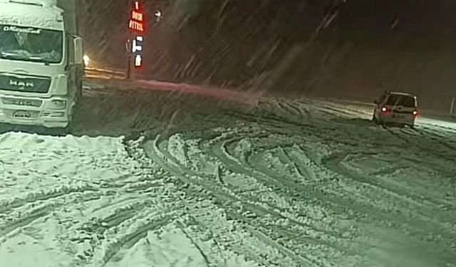 Kar yağışı Sivas’ta ulaşımı olumsuz etkiledi
