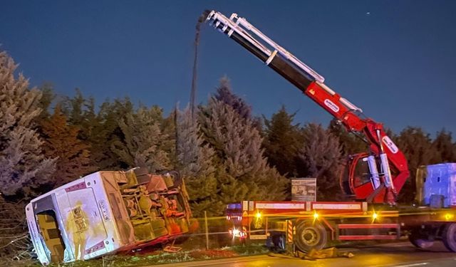 Gebze’de İşçi Taşıyan Midibüs Devrildi: 1’i Ağır 8 Yaralı