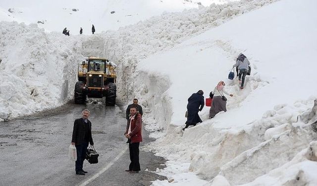 Karabet Geçidi Yoğun Kar Nedeniyle Ulaşıma Kapatıldı