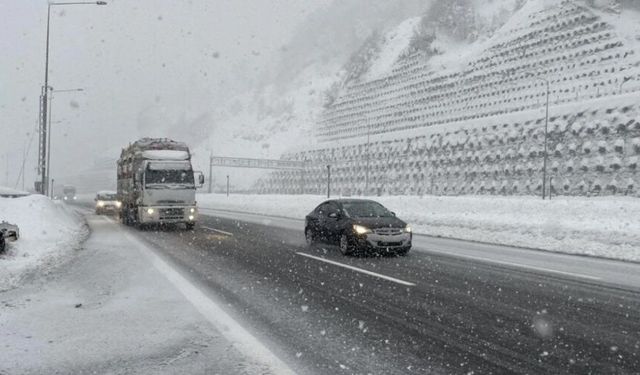 Bolu Dağı geçişinde kar etkili oluyor