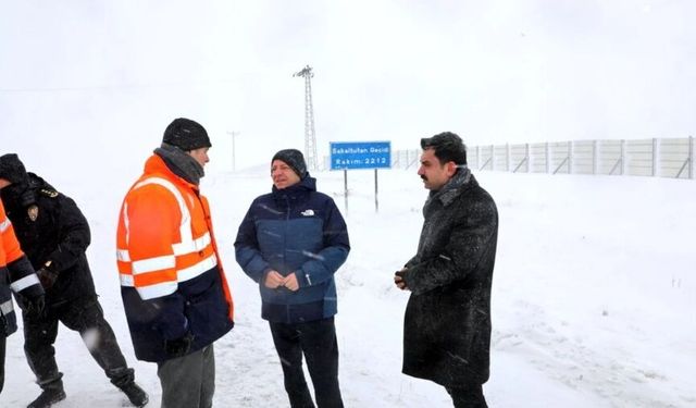 Vali Polat, Sakaltutan Geçidi’nde karla mücadele çalışmalarını inceledi