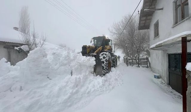 Sakarya'da 100 kişilik timle karla mücadeleye devam!