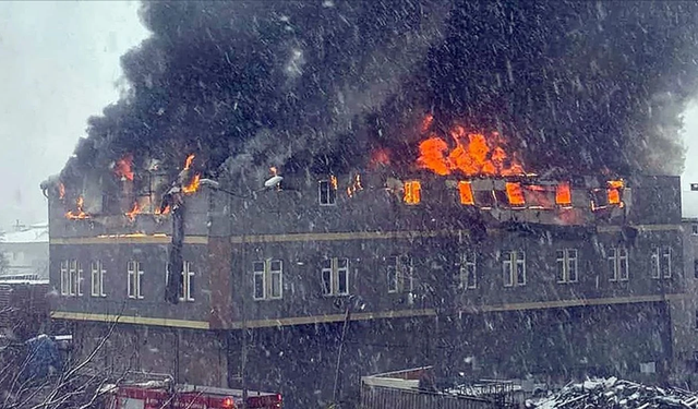 Tuzla’da fabrika alevlere teslim oldu