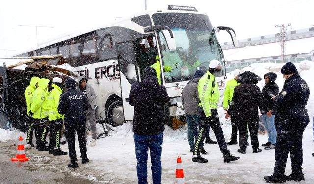 Bitlis’te yolcu otobüsü polis noktasına çarptı: 4 polis memuru yaralandı