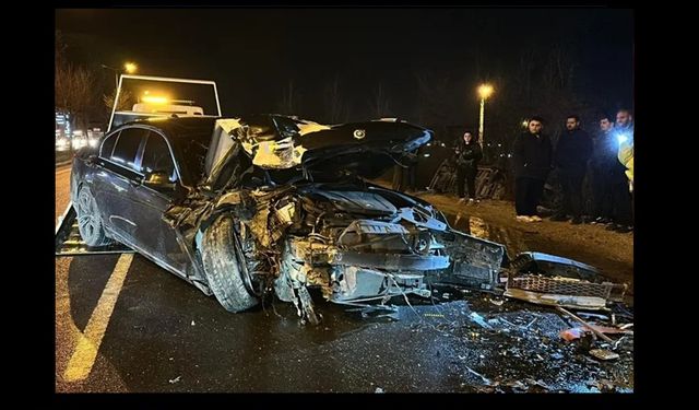 Düzce'de otomobil otobüse çarptı: 5 yaralı