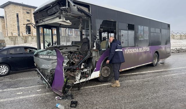 Yüksekova’da Yolcu Otobüsü ile Minibüs Çarpıştı: 18 Yaralı