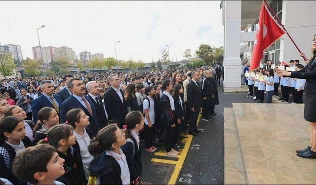 Okullarda 6 Şubat Depremi İçin Saygı Duruşu