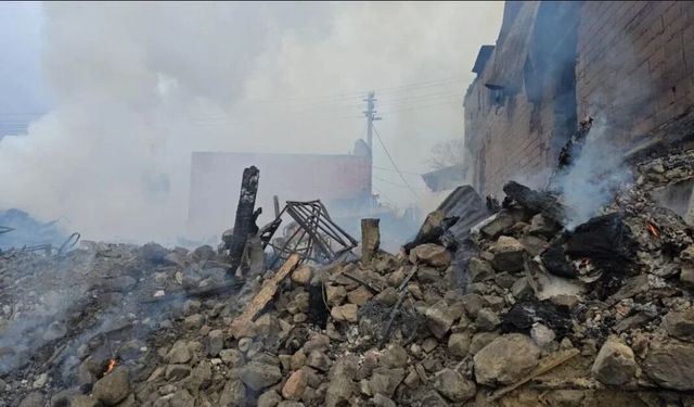 İzmir’de yangın: 3 atölye ve 2 depo zarar gördü