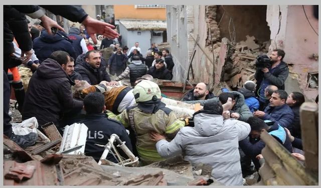 Fatih’te çöken binada son durum: 1 ölü, 10 yaralı!