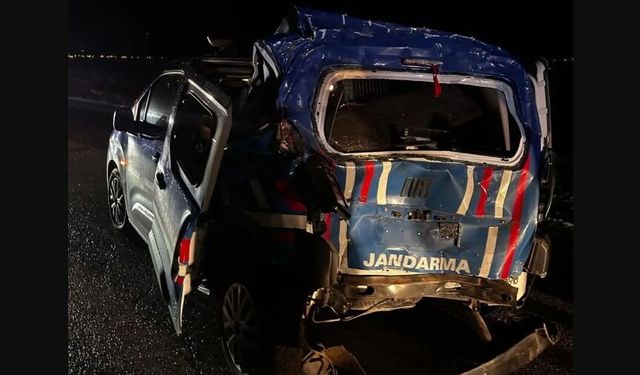 Erzurum’da Jandarma aracına tır çarptı, 4 yaralı