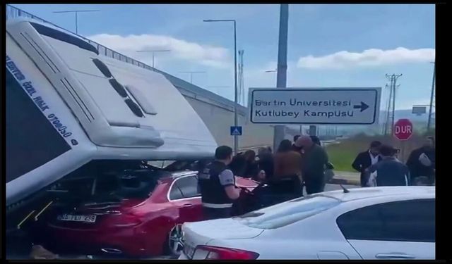 Bartın Üniversitesi Önünde Korkutan Kaza: Halk Otobüsü Otomobilin Üzerine Devrildi, 44 Yaralı
