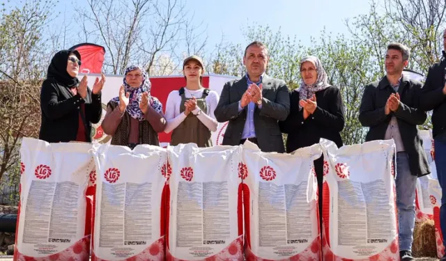 Bilecik'te çiftçilere ayçiçeği tohumu dağıtıldı