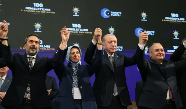 AK Parti’ye üç belediye başkanı daha katıldı... Rozetleri Erdoğan taktı