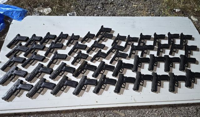 İstanbul’da Toprağa Gömülü Ve Kompresör Tankında Saklı 20 Tabanca Ele Geçirildi