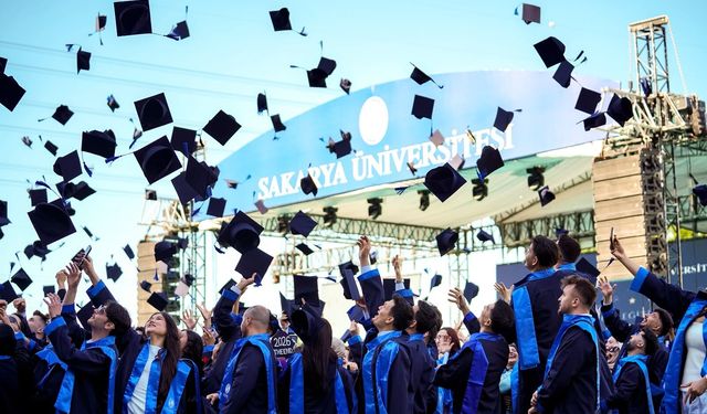 SAU’de binlerce öğrenci daha mezuniyet coşkusu yaşadı