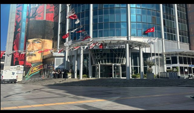 İzmit Belediyesi’ne Büyük Yolsuzluk Operasyonu: Başkan Ve Eşi Dahil 31 Gözaltı Kararı