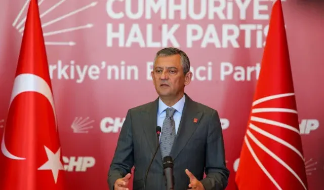 Özgür Özel ve 90 milletvekili CHP'den ayrılarak Yeni Parti'ye katıldı