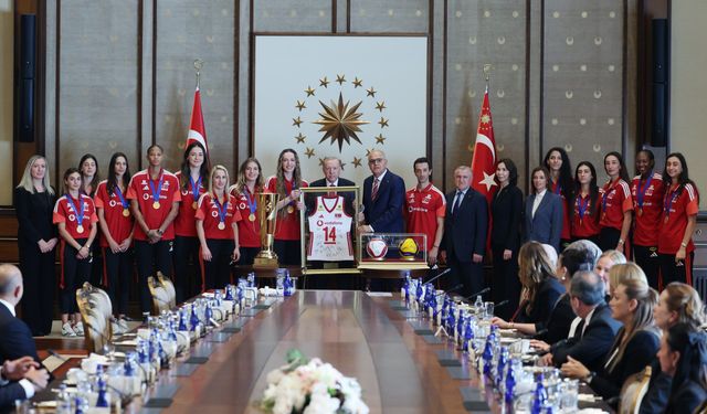 Cumhurbaşkanı Erdoğan, şampiyon voleybolcuları kabul etti