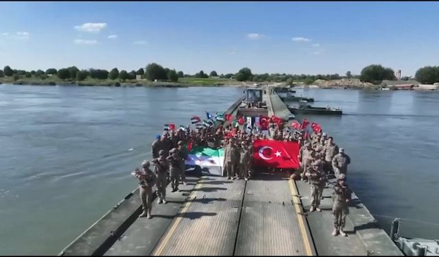 Fırat Nehri Üzerine Yüzer Köprü İnşa Edildi