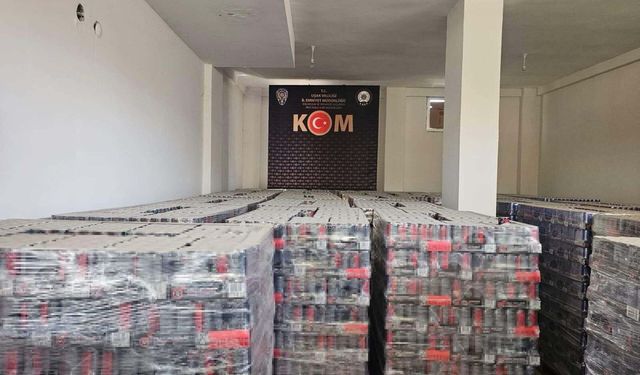 Uşak’ta Binlerce Bozuk Enerji İçeceği Ve Kaçak Tütün Ele Geçirildi