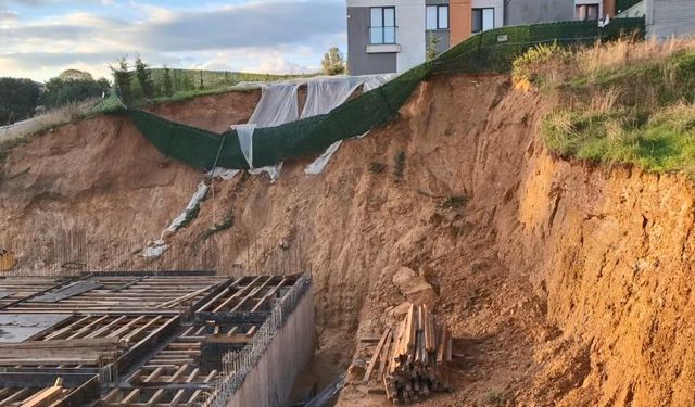 Pendik’te İnşaat Alanındaki Toprak Kayması Nedeniyle 9 Katlı Bina Tahliye Edildi