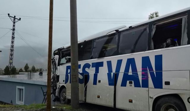 Şırnak’ta Yolcu Otobüsü TIR’la Çarpışıp Eve Girdi: Şoför Hayatını Kaybetti, 14 Yaralı