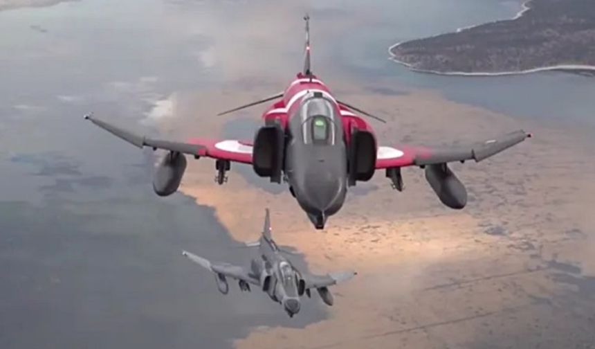 F4-E Phantom savaş uçağı 50. yıla özel havalandı